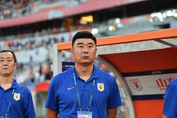 詹俊：阿玛德倒地个人觉得应该判点，曼联后腰防守太依赖卡塞米罗