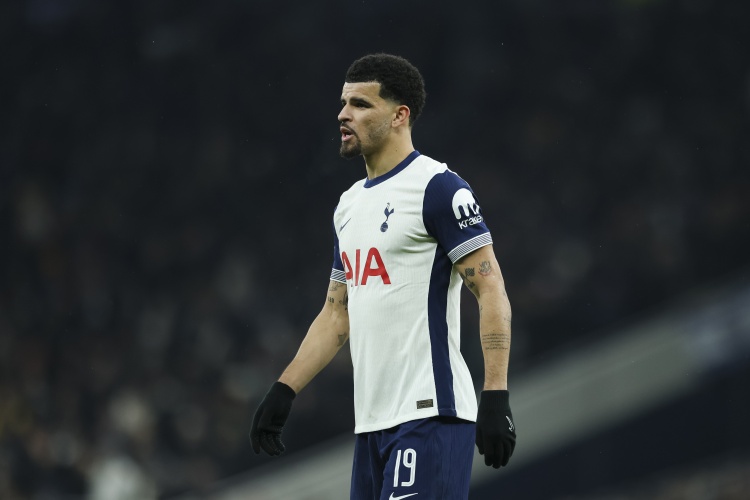 詹俊：阿玛德倒地个人觉得应该判点，曼联后腰防守太依赖卡塞米罗